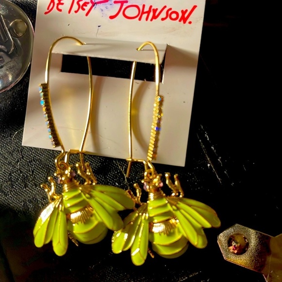 Betsey Johnson Jewelry - NWT Betsy Johnson Shepard hook bees! Adorbs!